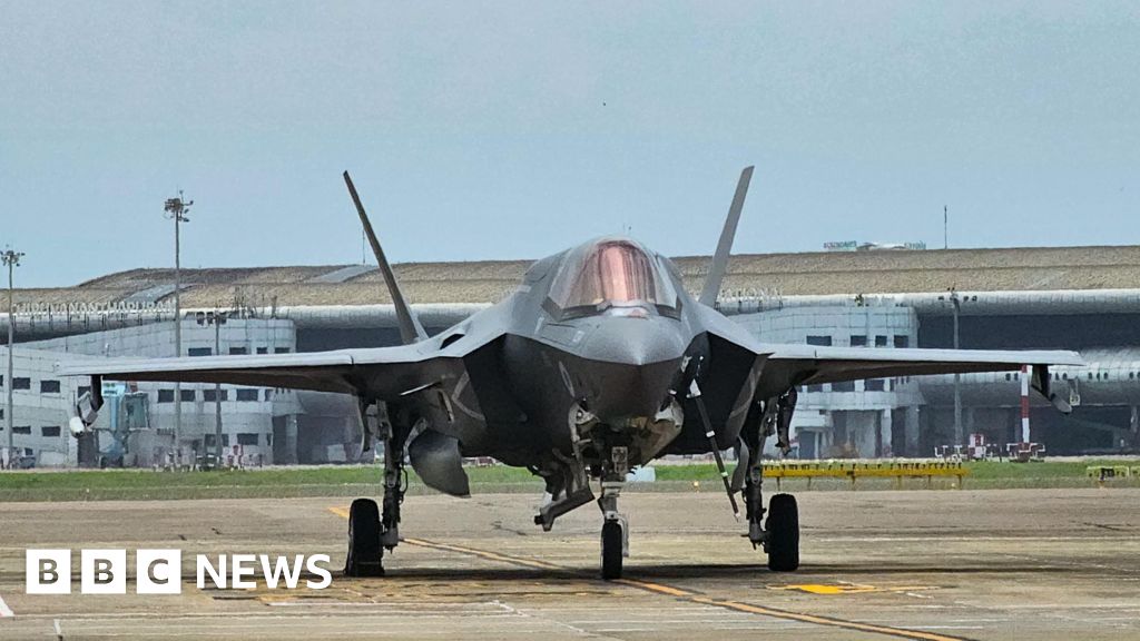 UK F-35B // Leaves India After Delay